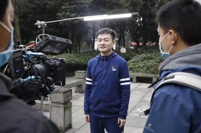 獻禮中國共產(chǎn)黨百年誕辰!百集紀錄微電影《初心》來大渡口區(qū)拍攝&ldquo;全國最美社區(qū)人&rdquo;